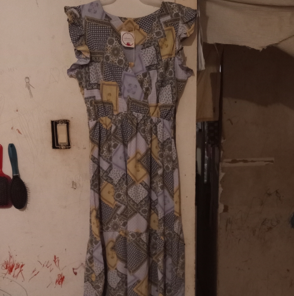 Beautiful, long, flowy maxi dress. Size M-L